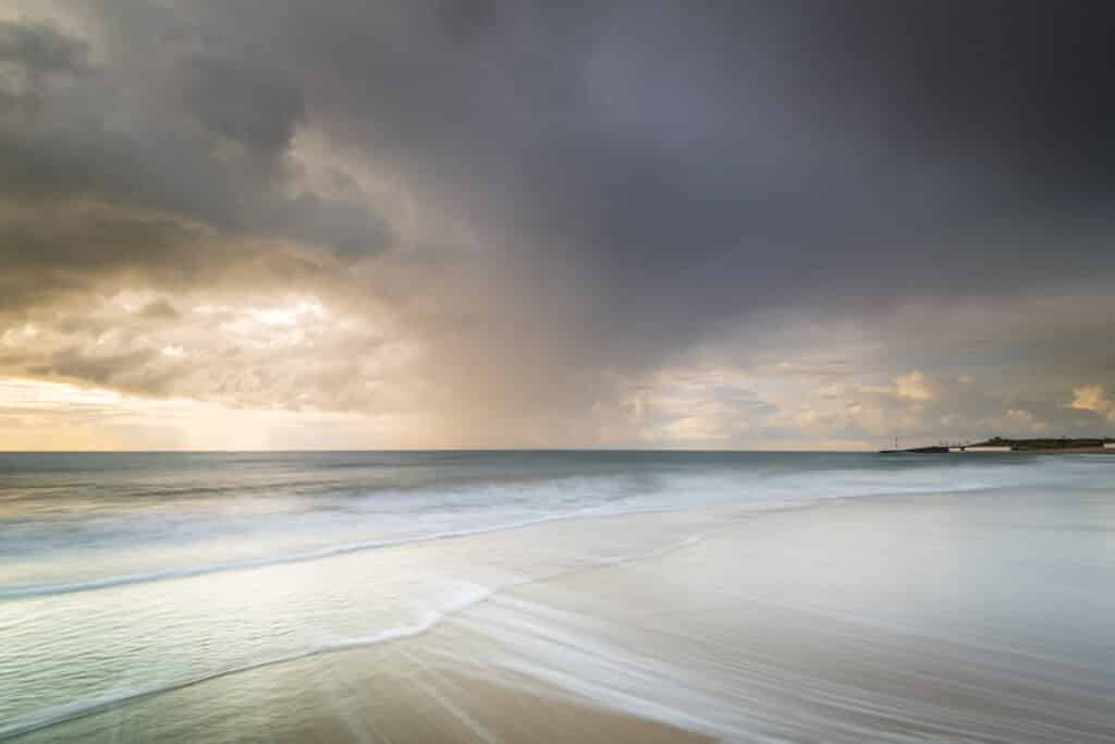 Strand tijdens regenbui