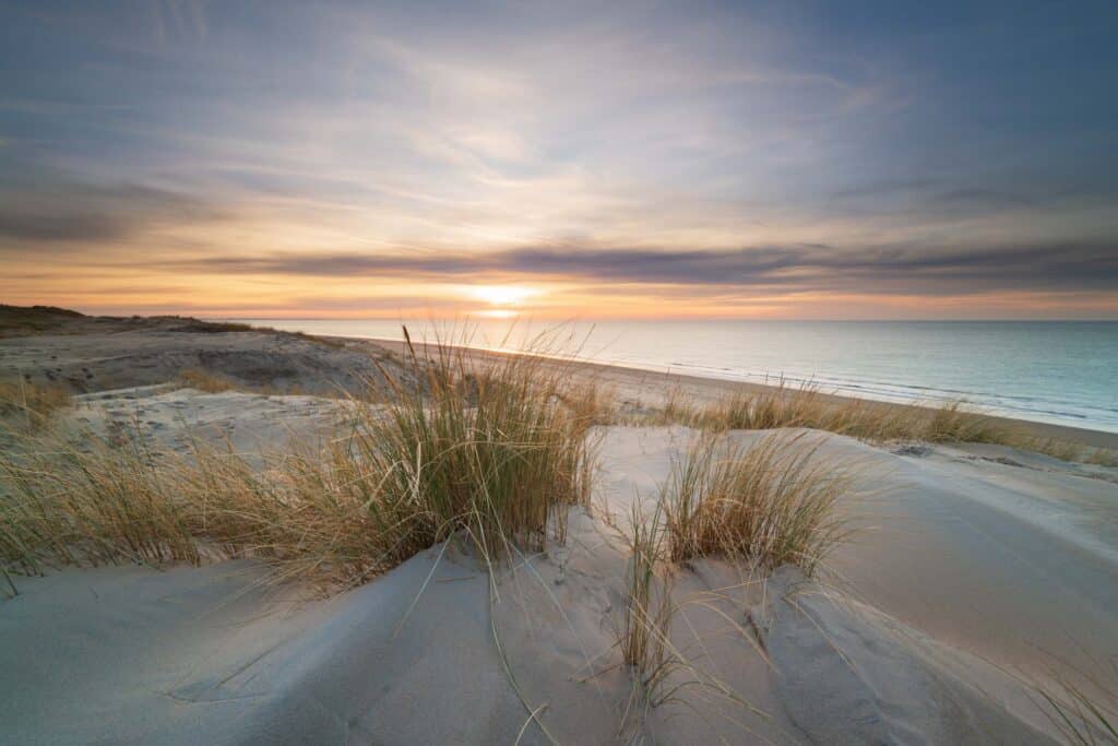 Strand Ouddorp tijdens zonsondergang