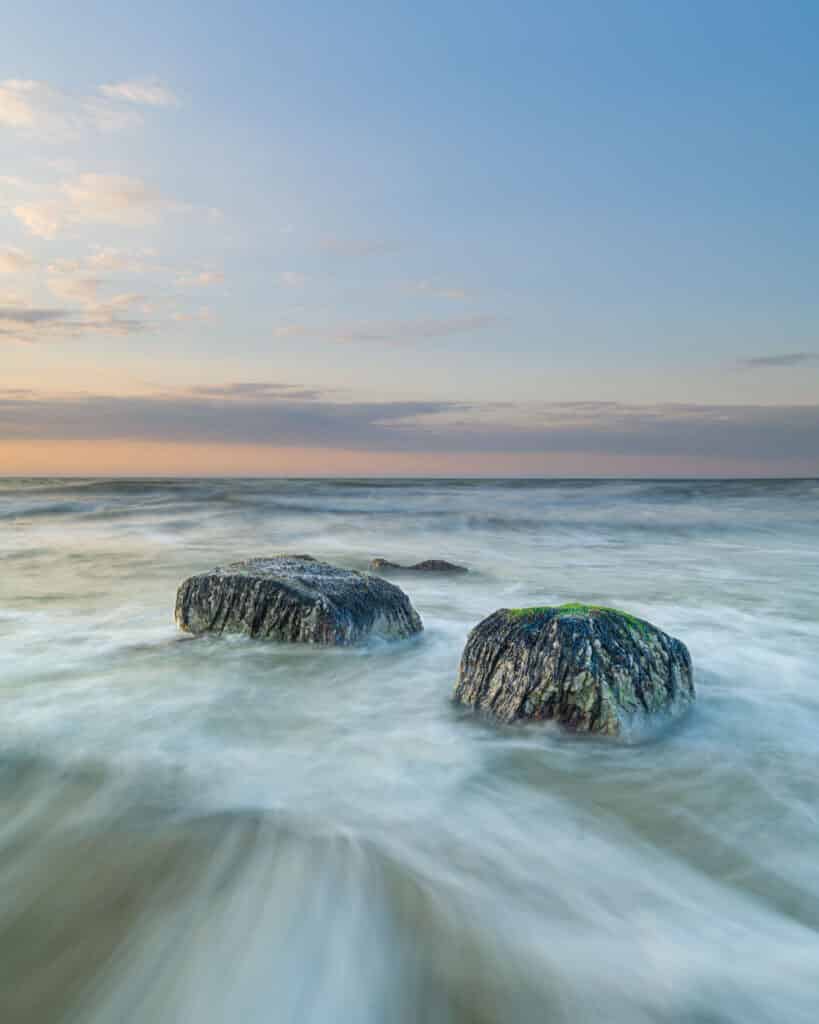 Rotsen in het water in Westkapelle